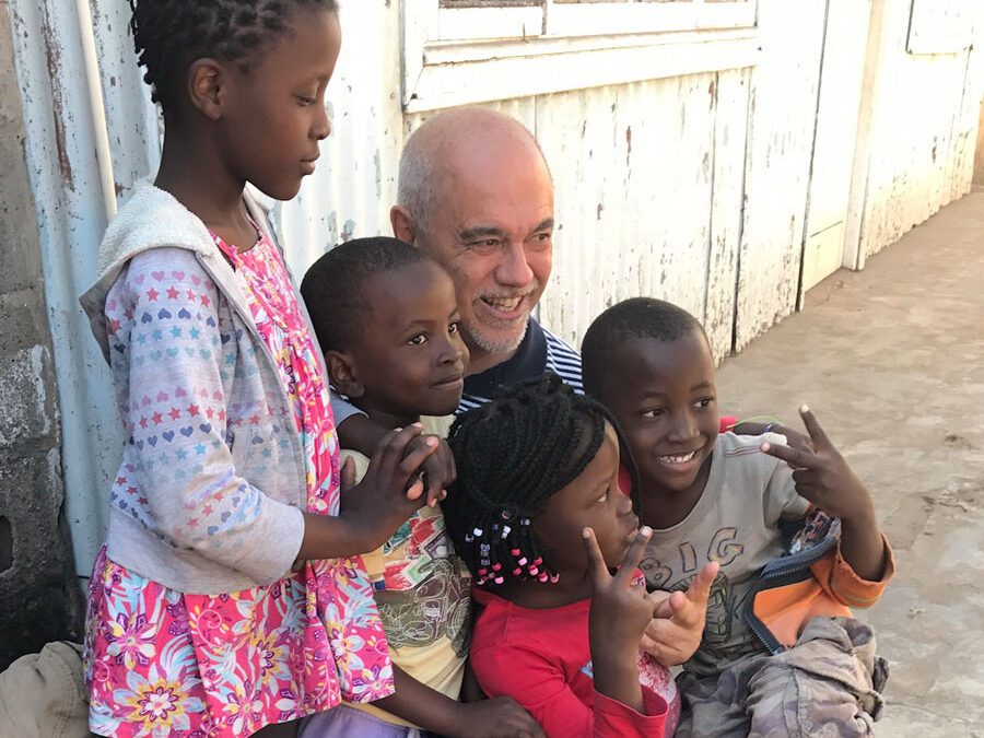 Brincando com crianças na ilha de Moçambique